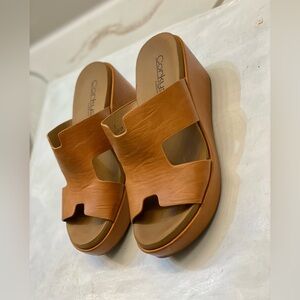 CORKYS Pucker up wedges sandals in cognac smooth, size 7 in good condition